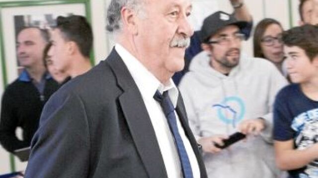 Del Bosque intenta renovar el centro de la defensa de La Roja