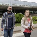 Los padres de Andrea a la salida del hospital