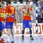 Antonio García, Dujshebaev, Valero Rivera, Entrerríos y el seleccionador, Manolo Cadenas, cariacontecidos tras perder contra Alemania