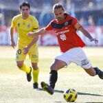 MINGO conduce el balón ante la atenta mirada del centrocampista del Alcorcón Fernando Sales