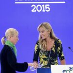 La presidenta del grupo constructor y de servicios FCC, Esther Alcocer Koplowitz (d), durante su intervención en la Junta de Accionistas de FCC