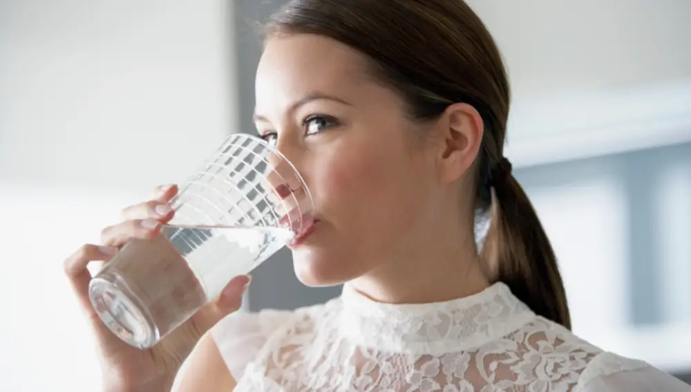 Beber agua alcalina: ¿bueno o malo para la salud?