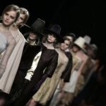 Varias modelos lucen creaciones del diseñador madrileño Juan Duyos