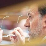 Moncloa convocará a una reunión al líder del PP pese a la tensión