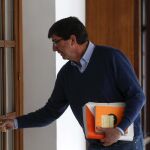 El líder de Cs en Andalucía, Juan Marín, ayer a su entrada a la reunión del grupo de trabajo en el Parlamento