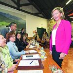 Alicia García dialoga con varias profesionales en el curso de Ávila