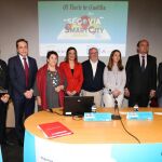 La alcaldesa de Segovia, Clara Luquero, junto con el director de Ciudades Inteligentes de Red.es, Francisco Javier García, y Mercedes Fernández, entre otros, en el Foro «Segovia Smart City»