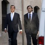 El exconsejero de Presidencia de la Comunidad de Madrid Salvador Victoria (izq) a su llegada a la Audiencia Nacional