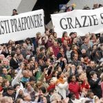 La multitud agradeció al Papa sus años de pontificado