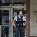 Un agente de seguridad permanece en guardia ante el Consulado de Estados Unidos en Estambul, en Turquía.
