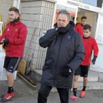 El técnico andaluz Joaquín Caparrós (c) momentos antes de dirigir esta mañana el último entrenamiento de Osasuna como entrenador del conjunto navarro.