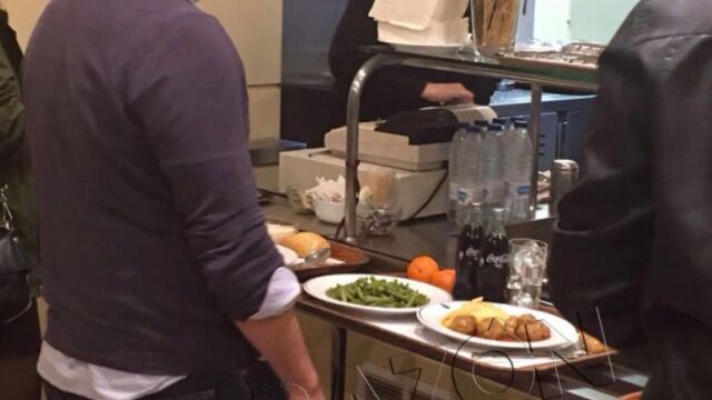 Imagen tomada hoy en el Senado de Ramón Espinar con dos botellines de Coca-Cola
