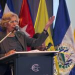 La alcaldesa de Madrid durante la XVII Asamblea de la UCCI en La Paz (Bolivia).