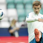 Griezmann dispara a portería en el entreno de ayer en el estadio donde se jugará la final