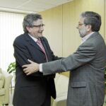 El consejero de Gobernación, Luis Pizarro, negociador de las leyes locales, saluda al presidente de la FAMP, Francisco Toscano