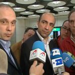 Los forenses turcos Bülent Sam (c) y Omer Müslümanoglu (i), a su llegada al aeropuerto madrileño de Barajas