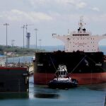 Un primer buque de prueba cruza por el nuevo Canal de Panama