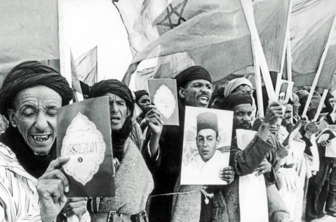La Marcha Verde, compuesta por 350.000 súbditos de Hassan II, atraviesó la frontera internacional del Sáhara Occidental en noviembre de 1975
