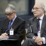 El expresidente de Caja Castilla La Mancha Juan Pedro Hernández Moltó y su exdirector general Ildefonso Ortega, en la Audiencia