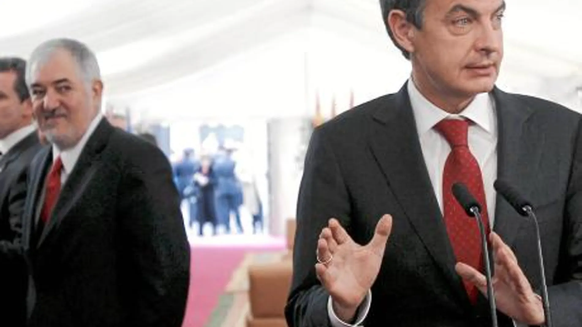 Conde-Pumpido, tras Zapatero, en el Congreso, días después de asistir al Consejo de Ministros en el que se decretó el Estado de Alarma