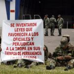 Policías y militares protestan contra una reducción de sus beneficios salariales