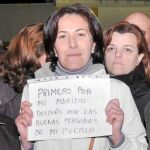 La mujer del agente de la Policía Local que liberó Helena, de 14 años, muestra un cartel contra la «injusta» detención de su marido