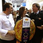 La consejera Milagros Marcos junto a Tomás Pascual y el chef Sergio Fernández