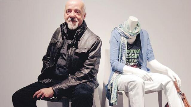 Paulo Coelho: «Me he caído muchas veces, pero siempre me levanto»