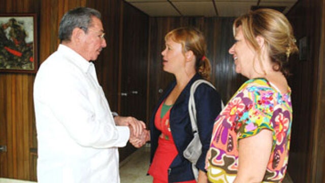 Pajín y Valenciano, durante la reunión con Castro en la sede del Partido Comunista