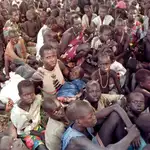 Un grupo de esclavos esperan a ser liberados en el sur de Sudán