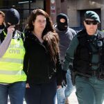 Agentes de la Guardia Civil, trasladan de su domicilio en Viladecans a la activista integrante de los Comités de Defensa de la República (CDR). EFE/Quique García