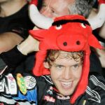 VETTEL festejó en el box de Red Bull su primer título de campeón del mundo