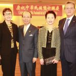 En el centro de la imagen, el embajador chino Javier Ching-shan Hou y su señora Teresa Lee; escoltados, a la izquierda, por doña Nancy Mejía y, a la derecha, don Norman García Paz, embajador de Honduras.