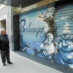 Jorge Berlanga y Manuel Gutiérrez en la puerta de la Sala Berlanga