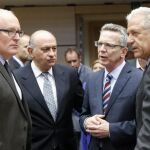 De izqa a dcha: el vicepresidente de la CE, Frans Timmermans; el ministro de Interior español Jorge Fernández Díaz; su homólogo alemán Thomas de Maziere y el comisario de Inmigración, Dimitris Avramopoulo conversan durante la reunión de ministros del Interior y Justicia de la UE.