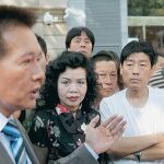 Lam Chuem, presidente de los empresarios chinos en Barcelona, con un grupo de ciudadanos de este país