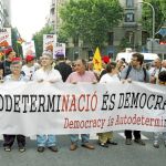 Centenares de manifestantes exigieron el derecho a decidir ayer por las calles del centro de Barcelona