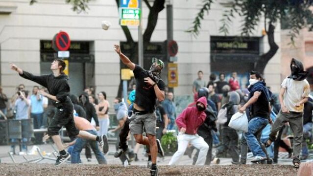Grupos de jóvenes antisistema provocaron graves destrozos en el centro de Barcelona el día de la huelga general