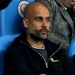 El entrenador del Manchester City, Pep Guardiola (i), observa el encuentro desde la tribuna tras ser expulsado del campo. EFE/Nigel Roddis