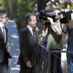 Cristóbal Martell (izq.) y Albert Carrillo (dcha.), abogados de la familaia Pujol, ayer, a su llegada a la Audiencia