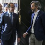 Alfonso Alonso saluda al secretario de Justicia, Derechos y Libertades del PP, Iñaki Oyarzábal (d), a su llegada a la sede del Parlamento Vasco en Vitoria.