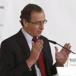El ministro de Sanidad, Alfonso Alonso, durante su intervención hoy en un desayuno informativo