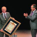 Emilio Lledó fue reconocido como Hijo predilecto de la capital hispalense