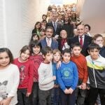 Jiménez Lozano posa con los escolares de Íscar junto a Jesús Julio Carnero y el alcalde Alejandro García, entre otros