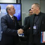El ministro de Finanzas griego, Yanis Varufakis, saluda al ministro de Economía español, Luis de Guindos