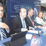 El jefe de Tribunales de LA RAZÓN, Francisco Velasco, se dirige a los asistentes a la mesa redonda