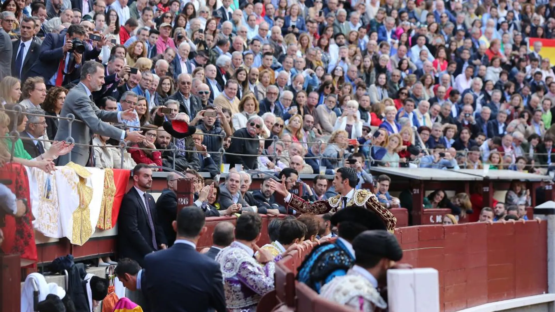 El diestro Emilio de Justo brindando su toro al Rey Felipe VI / Cristina Bejarano
