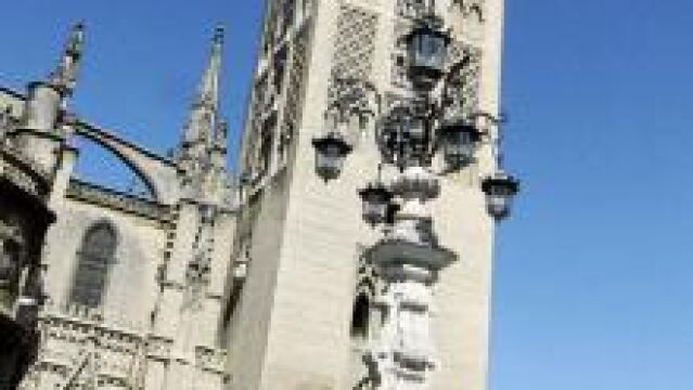 Los especialistas reeditaron ayer la espectacular persecución en la plaza Virgen de los Reyes