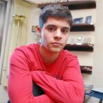 Carlos Lledó, de 18 años, invierte su tiempo en estudiar e ir a clase, pero también en estar con su familia y amigos, impartir clases particulares y hacer deporte