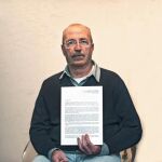 Antonio Salvá Verd posa con la carta que ha remitido a la Audiencia Nacional¡